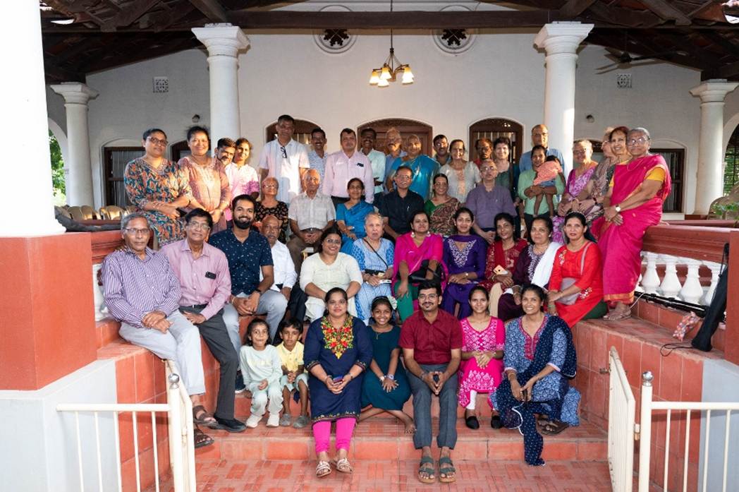 A group of people posing for a photo

AI-generated content may be incorrect.