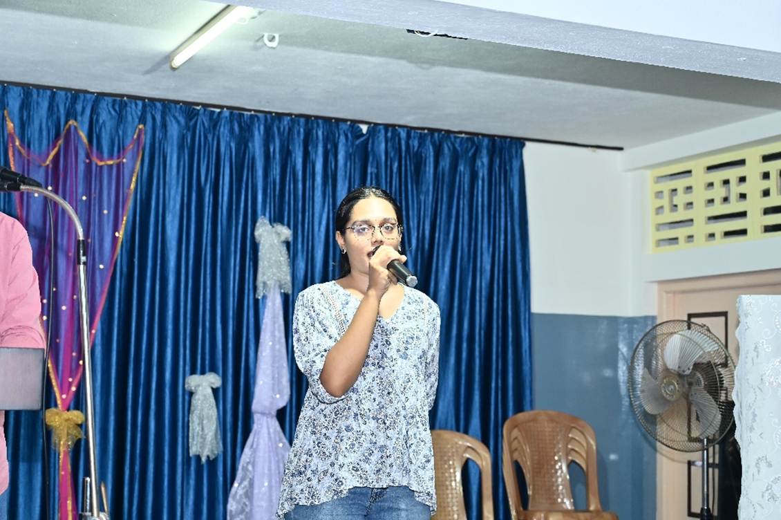 A person singing into a microphone

AI-generated content may be incorrect.